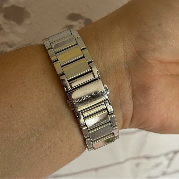 Micheal Kors watch - Picture 4 of 6